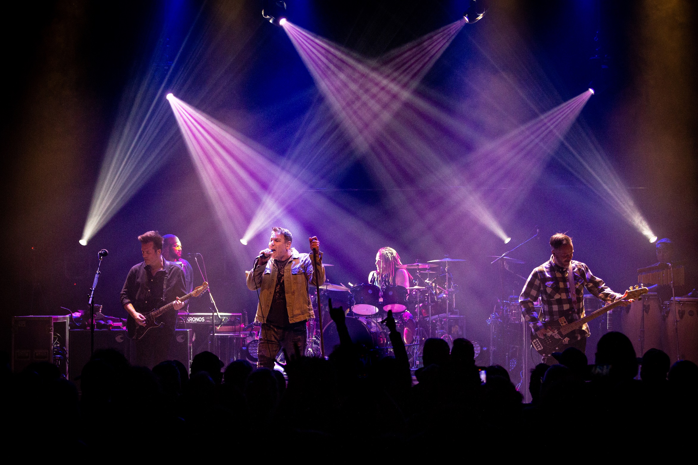 I Mother Earth performs with both Edwin and Brian Byrne Photos and
