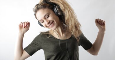 woman wearing black headphones