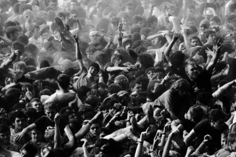 Mosh Pits and the Physics of Collective Behaviour | Alan Cross